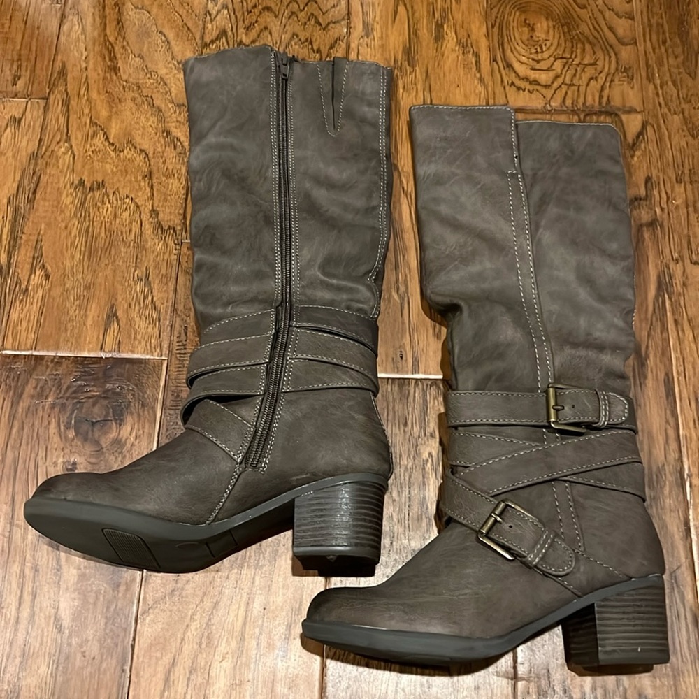 Mossimo insulted knee high boots with inside side zipper.